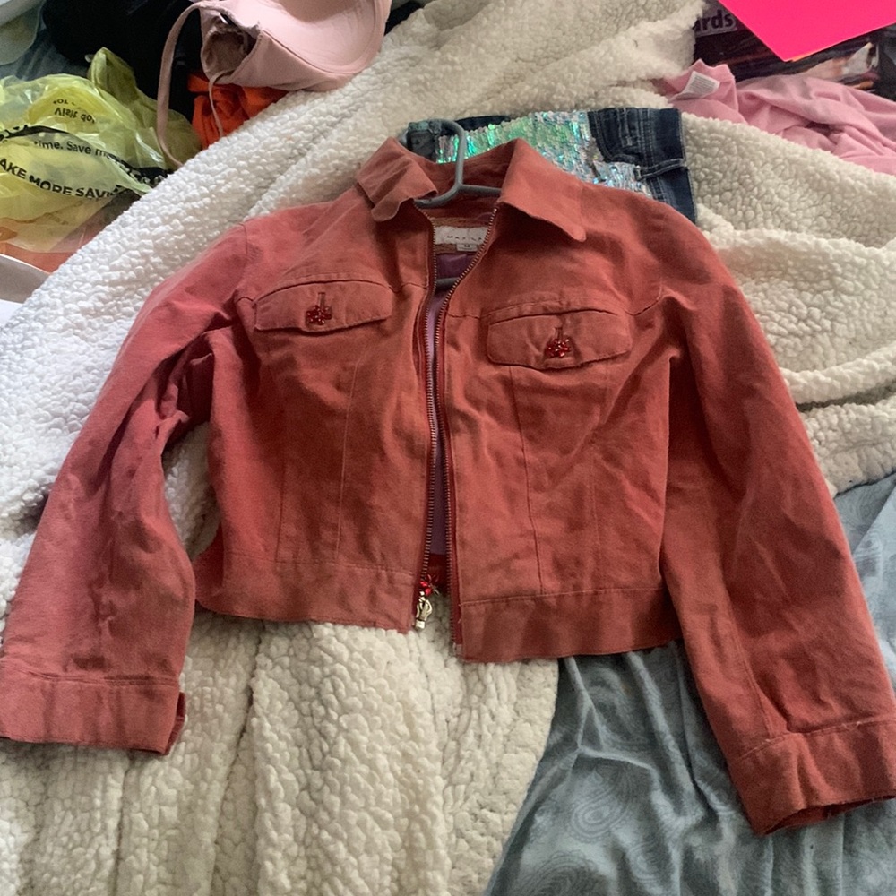 A leather jacket with 2 front pockets. It warms up quick